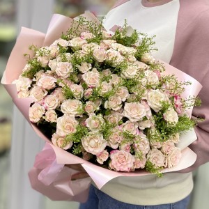 35 кустовых розовых роз Рефлекс с гринбелом