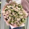 35 кустовых розовых роз Рефлекс с гринбелом