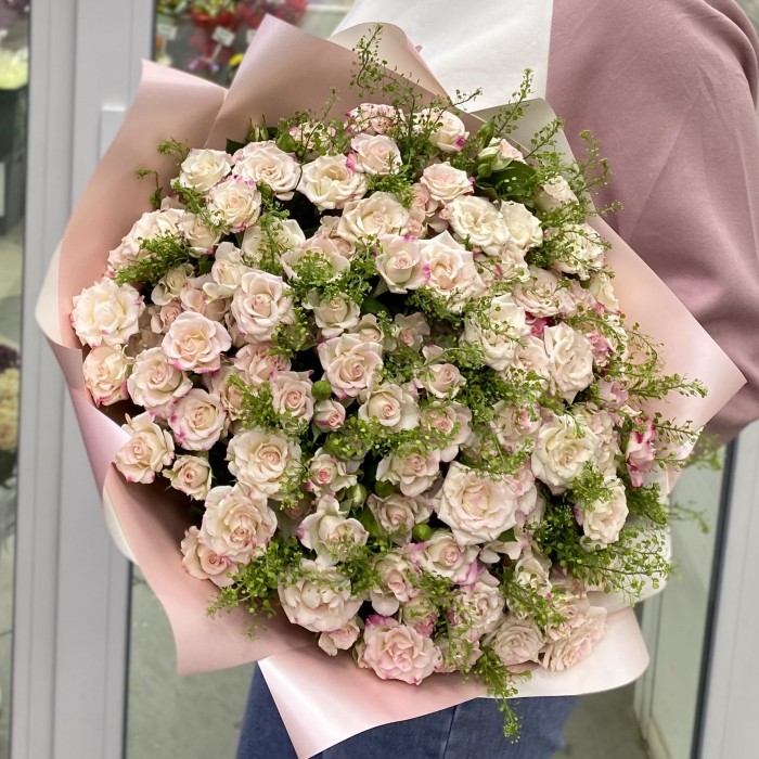 35 кустовых розовых роз Рефлекс с гринбелом