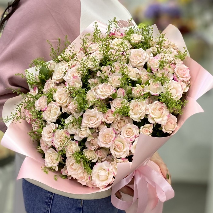 35 кустовых розовых роз Рефлекс с гринбелом