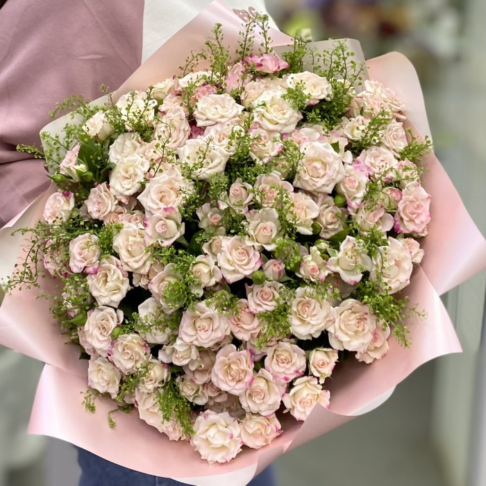 35 кустовых розовых роз Рефлекс с гринбелом