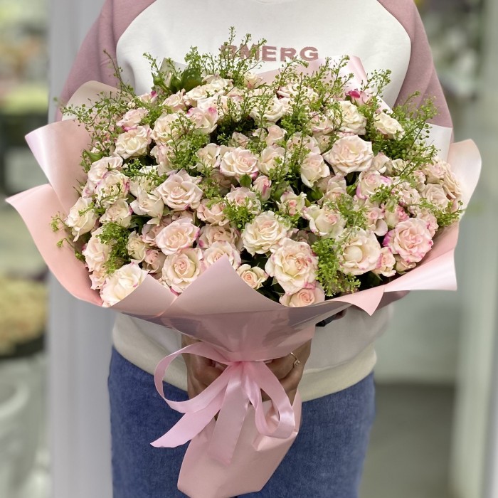 35 кустовых розовых роз Рефлекс с гринбелом