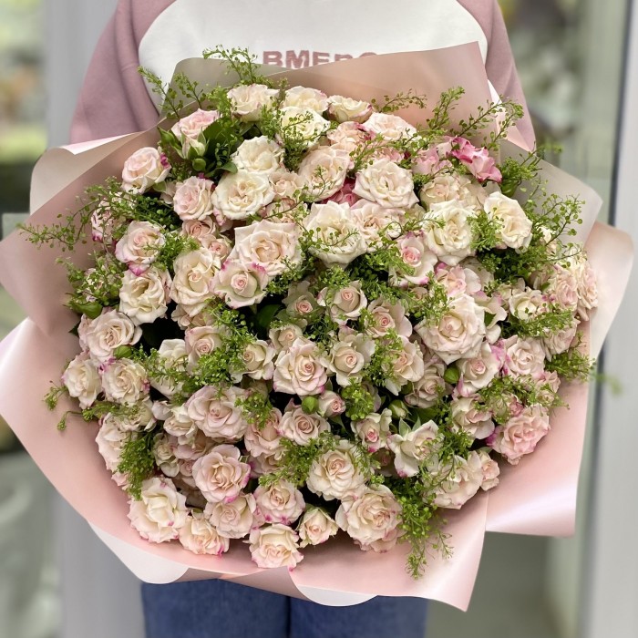 35 кустовых розовых роз Рефлекс с гринбелом