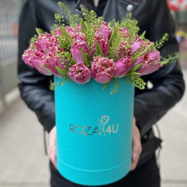 35 махровых тюльпанов с гринбелом в коробке