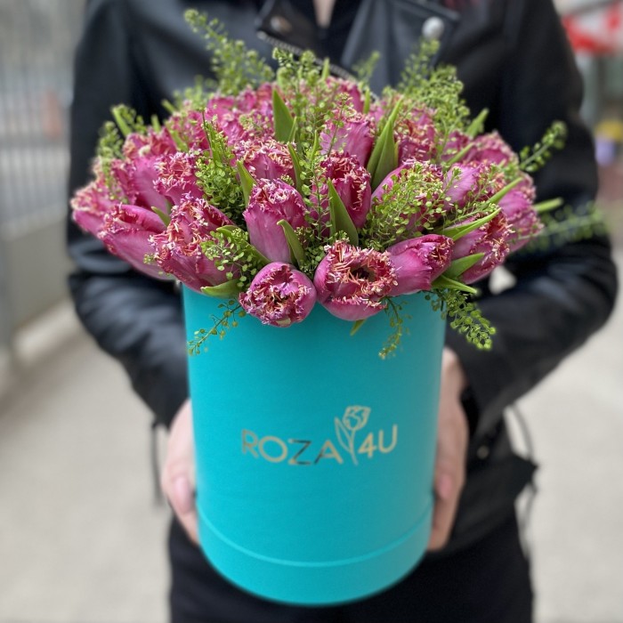 35 махровых тюльпанов с гринбелом в коробке