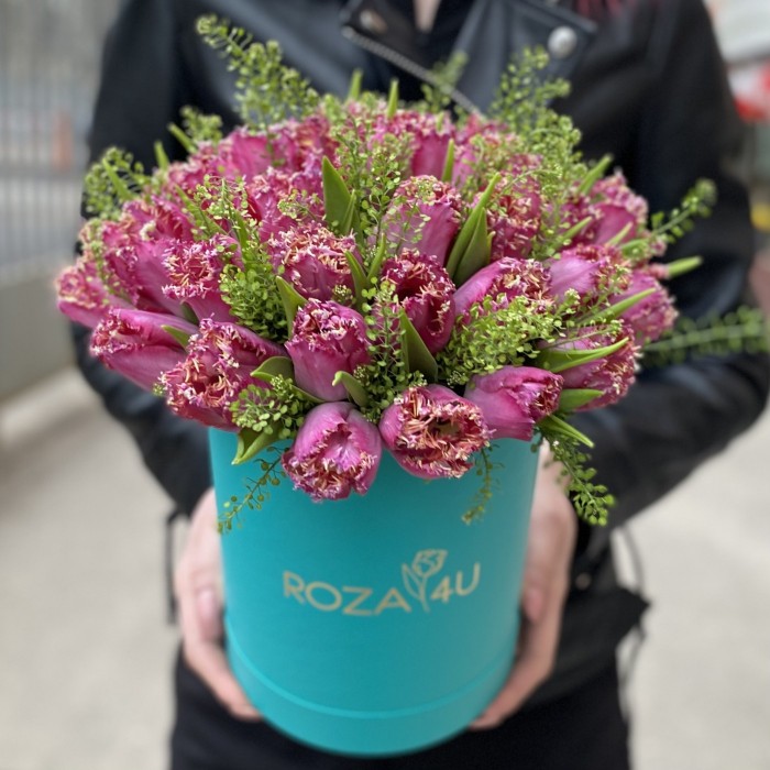 35 махровых тюльпанов с гринбелом в коробке