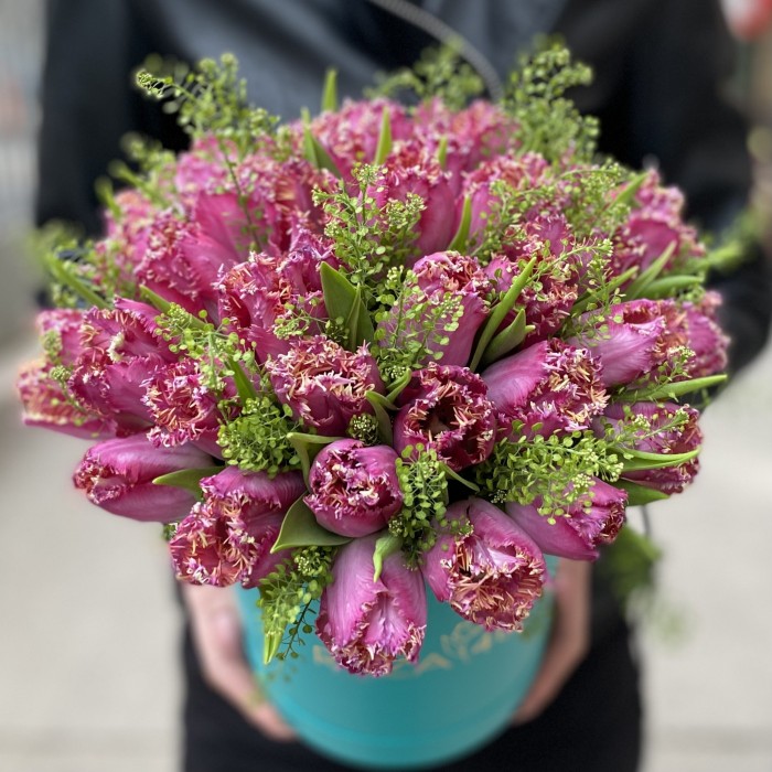 35 махровых тюльпанов с гринбелом в коробке