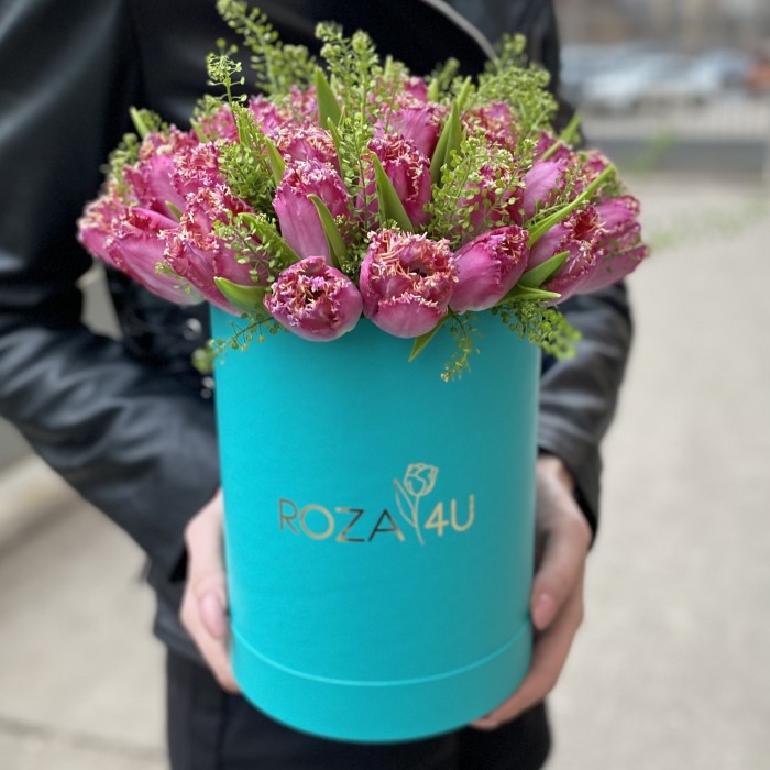 35 махровых тюльпанов с гринбелом в коробке