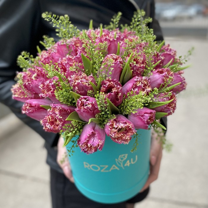 35 махровых тюльпанов с гринбелом в коробке