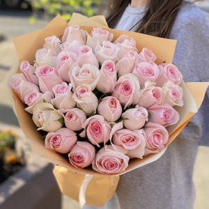 35 нежно-розовых роз Свит Ревиваль 40 см