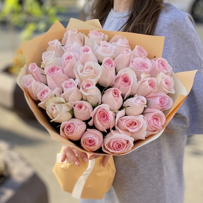 35 нежно-розовых роз Свит Ревиваль 40 см