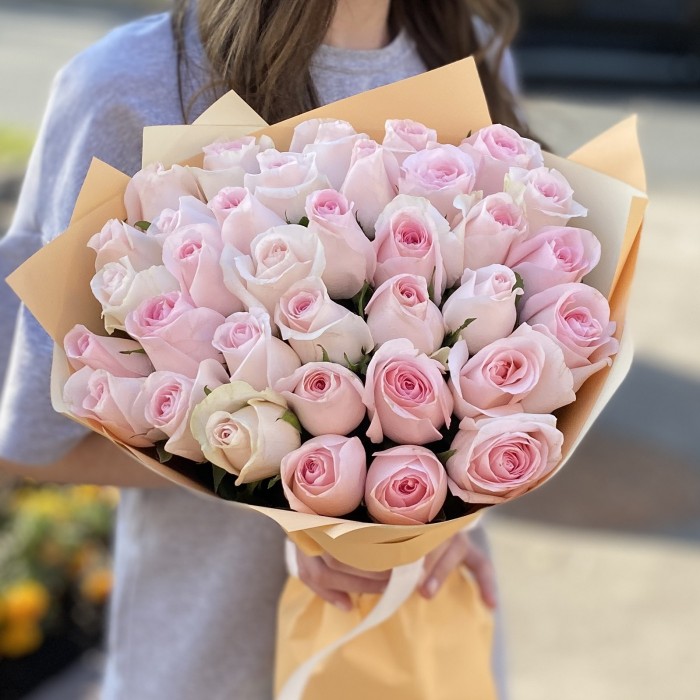 35 нежно-розовых роз Свит Ревиваль 40 см
