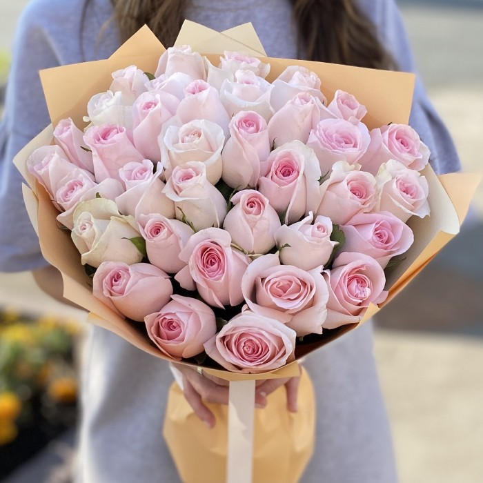 35 нежно-розовых роз Свит Ревиваль 40 см