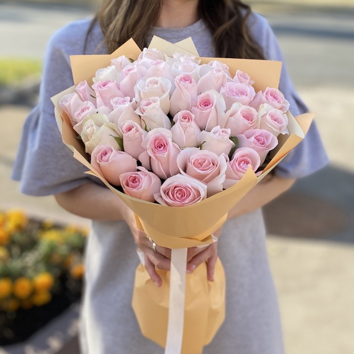 35 нежно-розовых роз Свит Ревиваль 40 см