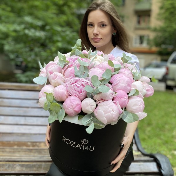 35 нежных пионов в коробке