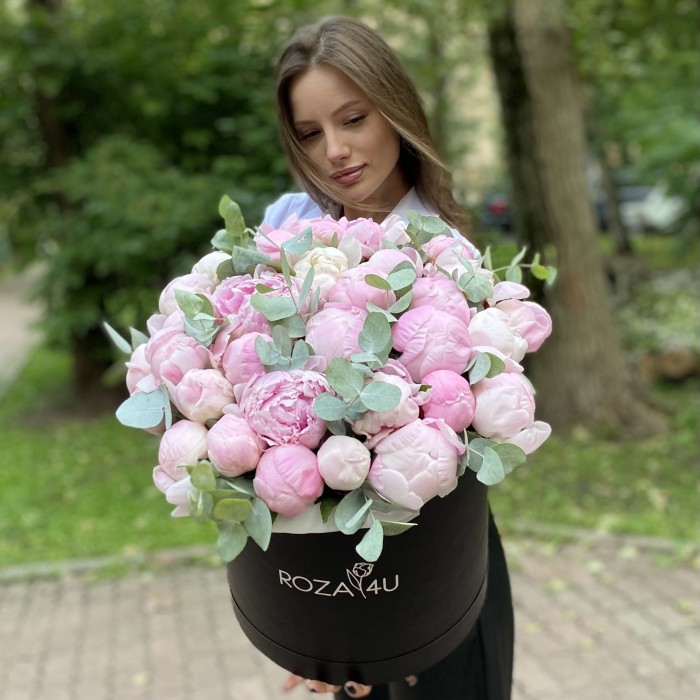 35 нежных пионов в коробке