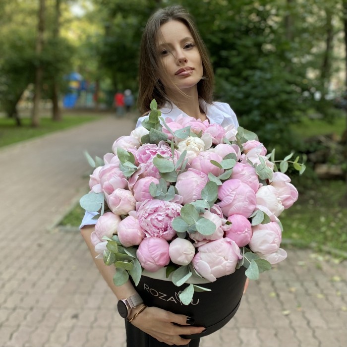 35 нежных пионов в коробке