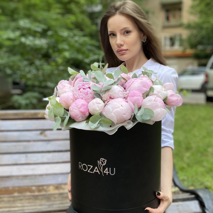 35 нежных пионов в коробке