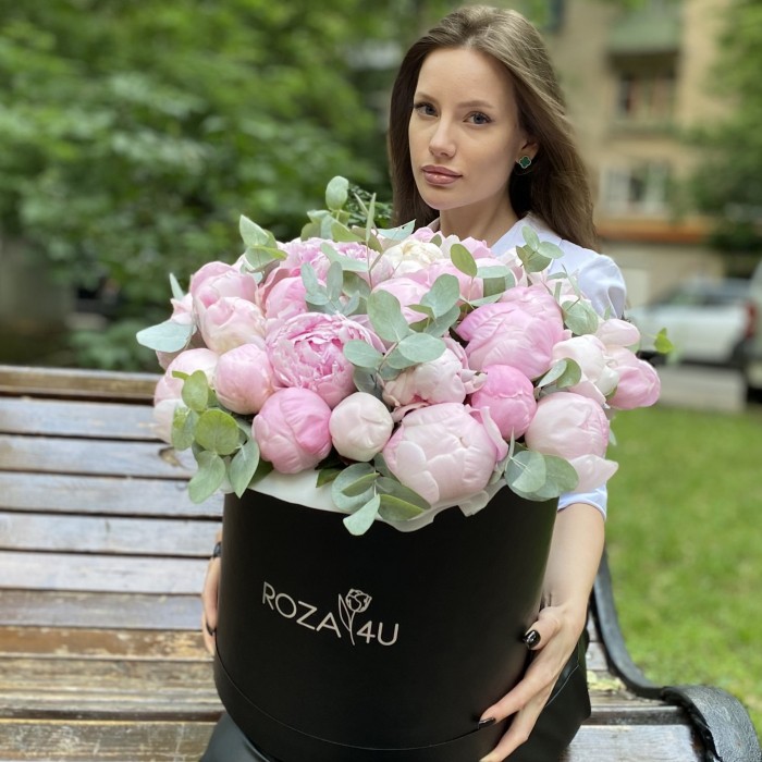 35 нежных пионов в коробке