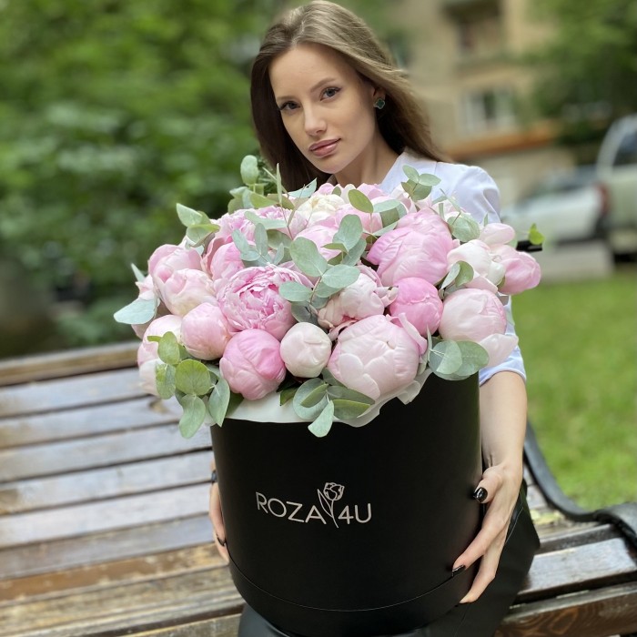 35 нежных пионов в коробке