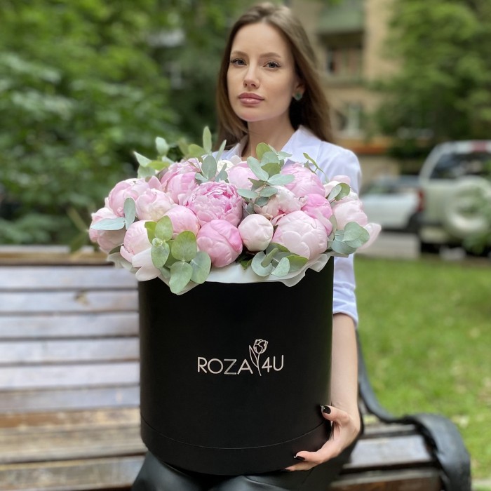 35 нежных пионов в коробке