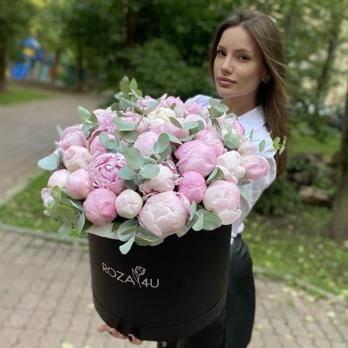 35 нежных пионов в коробке