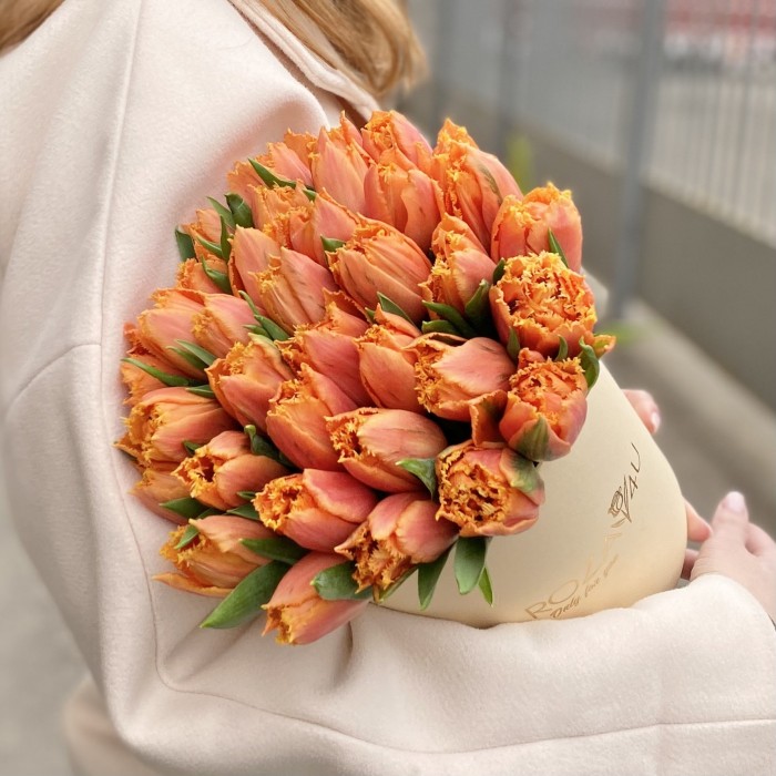 35 оранжевых махровых тюльпанов Оранж пэшн в коробке