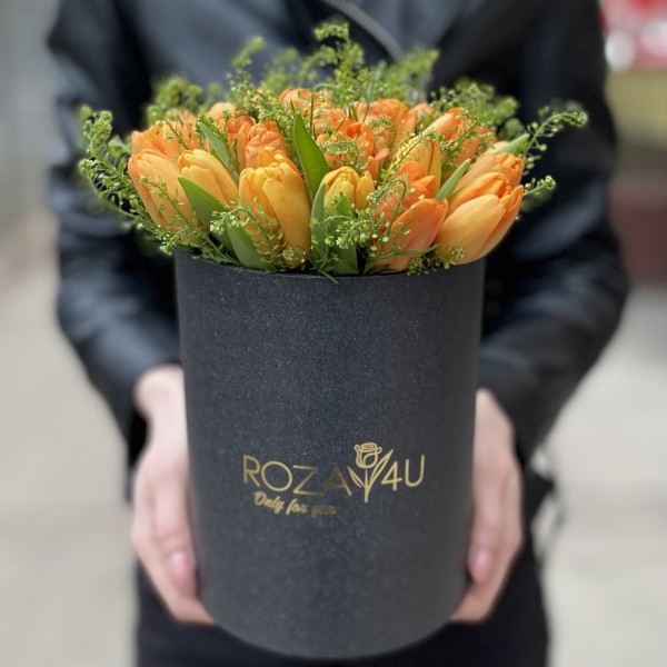 35 оранжевых тюльпанов с гринбеллом в коробке