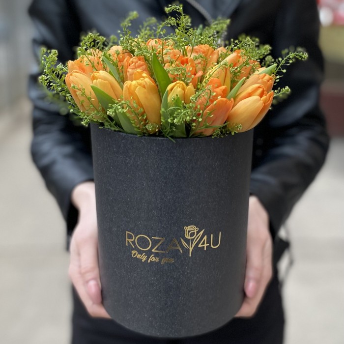 35 оранжевых тюльпанов с гринбеллом в коробке