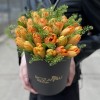 35 оранжевых тюльпанов с гринбеллом в коробке