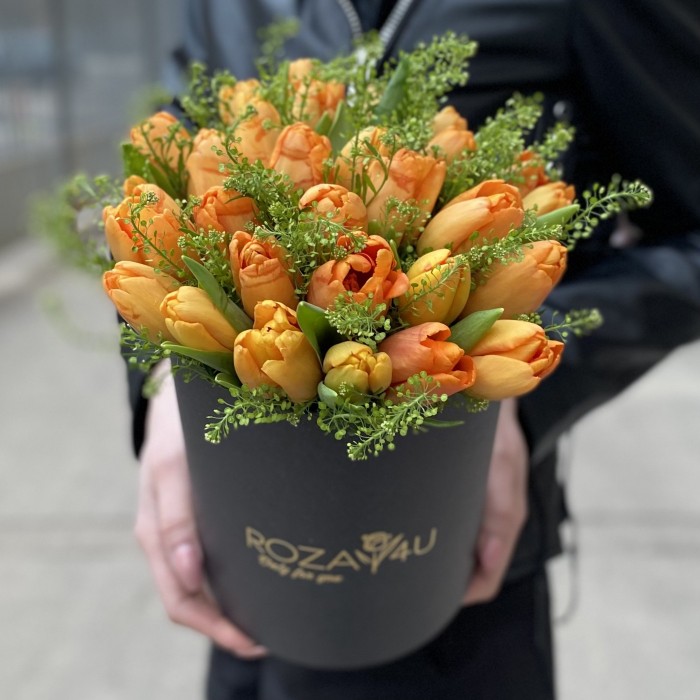 35 оранжевых тюльпанов с гринбеллом в коробке