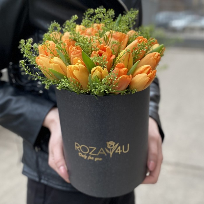 35 оранжевых тюльпанов с гринбеллом в коробке