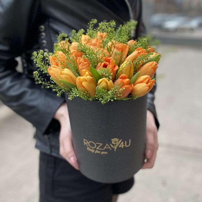 35 оранжевых тюльпанов с гринбеллом в коробке