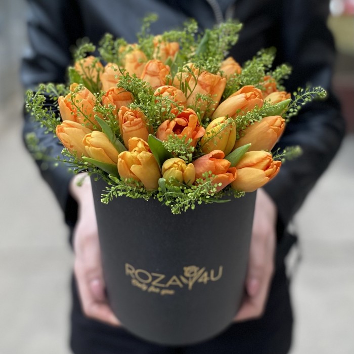 35 оранжевых тюльпанов с гринбеллом в коробке