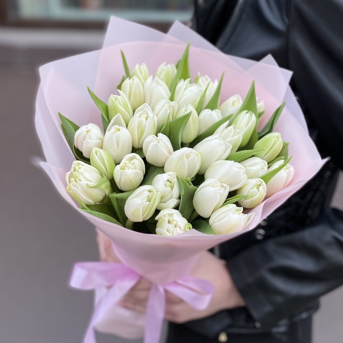 35 пионовидных белых тюльпанов в упаковке