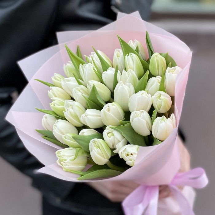 35 пионовидных белых тюльпанов в упаковке