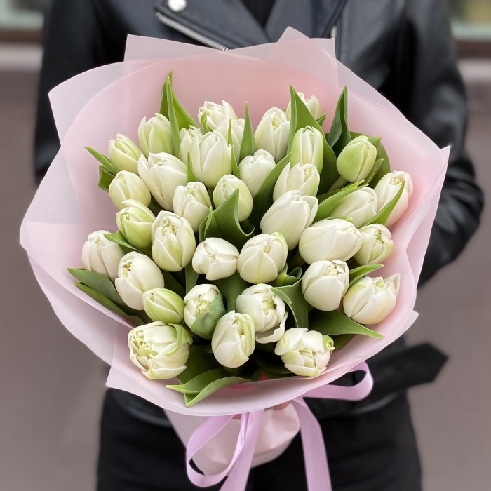 35 пионовидных белых тюльпанов в упаковке