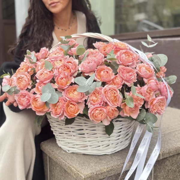 35  пионовидных кустовых роз Джульетта в корзине