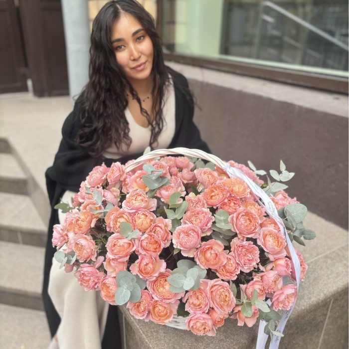 35  пионовидных кустовых роз Джульетта в корзине