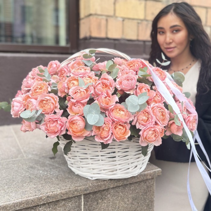 35  пионовидных кустовых роз Джульетта в корзине