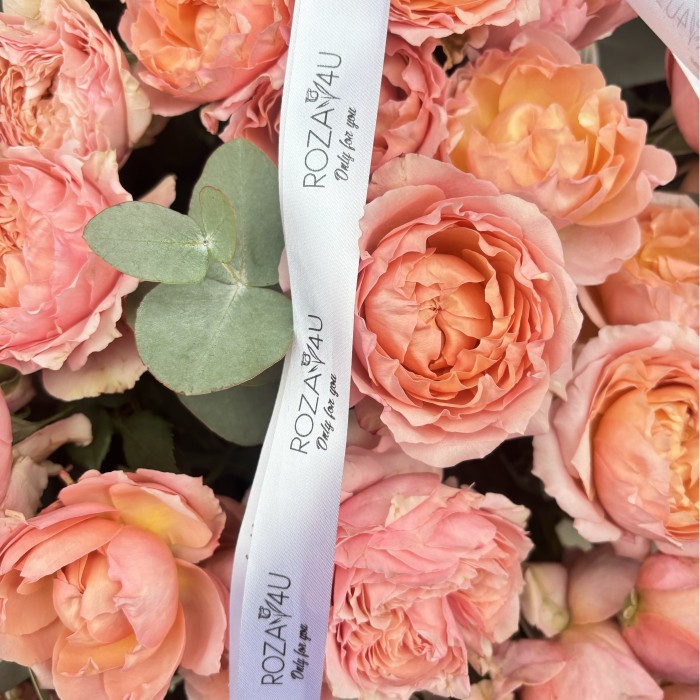 35  пионовидных кустовых роз Джульетта в корзине