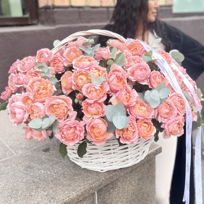 35  пионовидных кустовых роз Джульетта в корзине