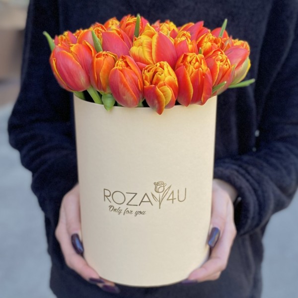 35 пионовидных оранжево-жёлтых тюльпанов Мира в коробке
