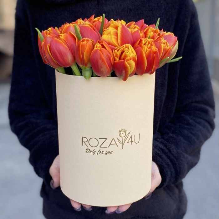35 пионовидных оранжево-жёлтых тюльпанов Мира в коробке