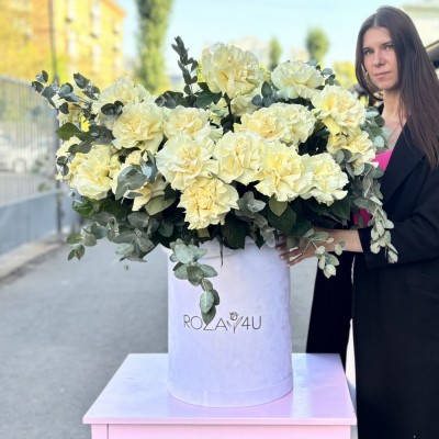 35 пышных белых роз Мондиаль с эвкалиптом в коробке