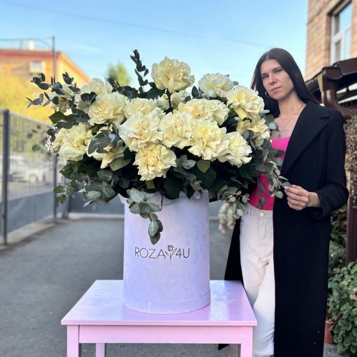 35 пышных белых роз Мондиаль с эвкалиптом в коробке