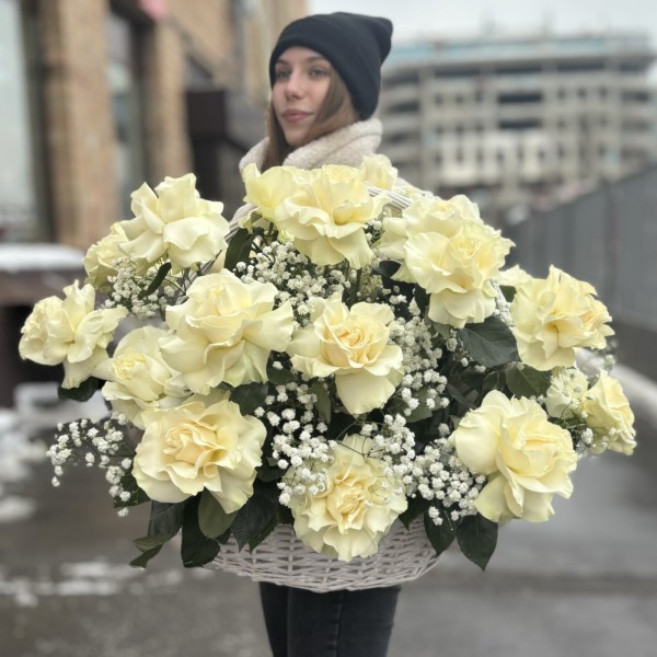 25 пышных белых роз в корзине