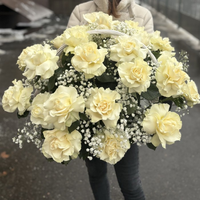 25 пышных белых роз в корзине