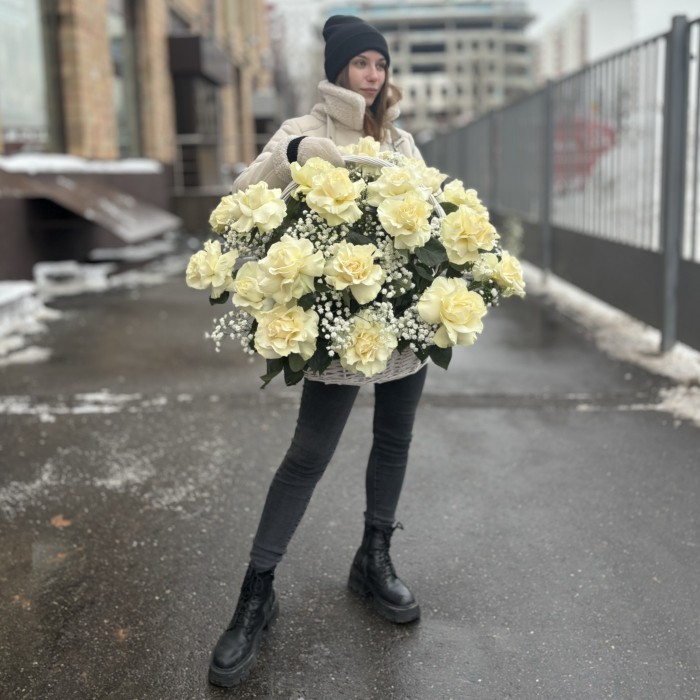 25 пышных белых роз в корзине