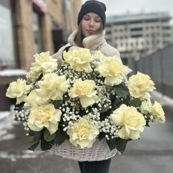 25 пышных белых роз в корзине